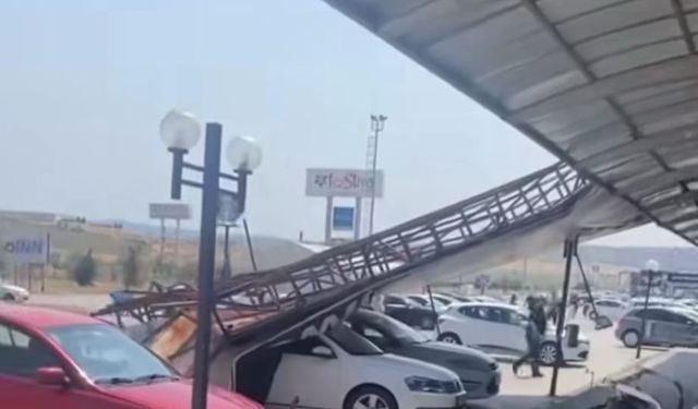 Susurluk Outlet'te Reklam Tabelası Araçların Üstüne Düştü! Hasar Büyük!