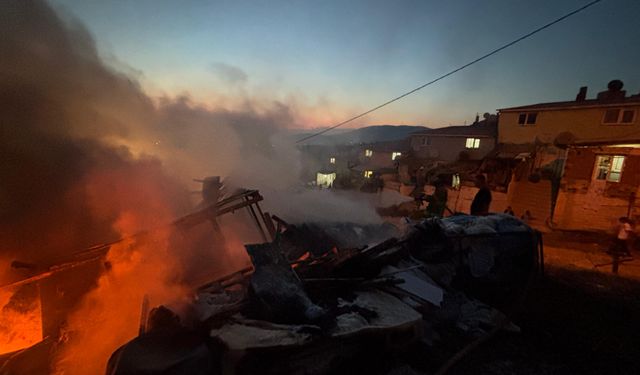 Erdek'te Korkutan Yangın! Baraka Alevlere Teslim Oldu!