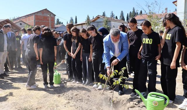 Kepsut’ta Minik Eller Geleceğe Nefes Oldu: Fidanlar Toprakla Buluştu