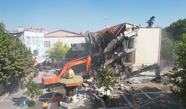Sındırgı’da Depremde Hasar Gören Belediye Oteli Yıkılıyor