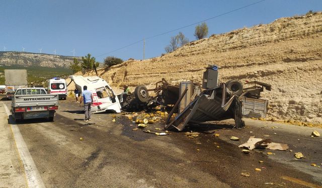 Mersin'de Trafik Faciası: TIR ve Yolcu Otobüsü Çarpıştı! Çok Sayıda Ölü ve Yaralı Var!