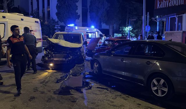 Burdur'da Zincirleme Trafik Kazası! 4 Kişi Yaralandı, 1 Kişi Hayatını Kaybetti!