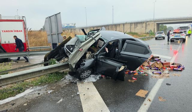 Bursa Yolunda Feci Kaza! Araç Bariyerlere Girdi! 2 Yaralı!
