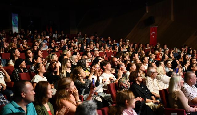 Avlu'da konser ve tiyatro bir aradaydı