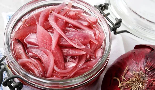 Salata ve Hamburgere Çok Yakışıyor... 20 Dakikada Hazır! Ev Yapımı Kırmızı Soğan Turşusu Tarifi