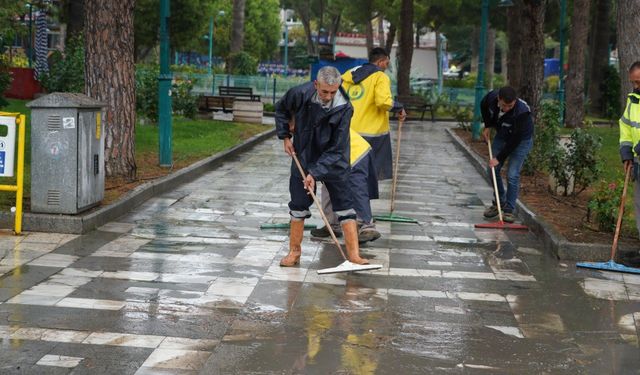 Edremit’te Belediye Ekiplerinden Yağış Sonrası Hızlı Temizlik Çalışması