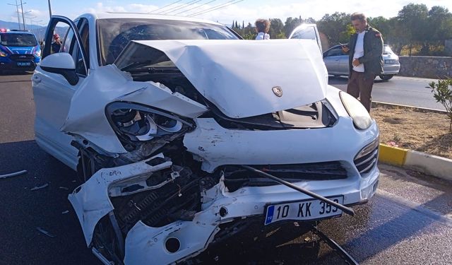 Koca Seyit Havalimanı Önünde Peş Peşe Trafik Kazaları: 2 Yaralı