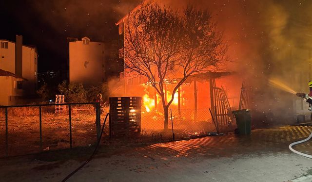 Bigadiç’te Depo Yangını! İtfaiye Alevleri Bitişikteki Binaya Sıçramadan Söndürdü