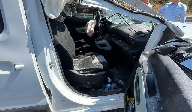 Balıkesir'de Feci Kaza! İzmir Yolunda Kamyonet ile Kamyon Birbirine Girdi!