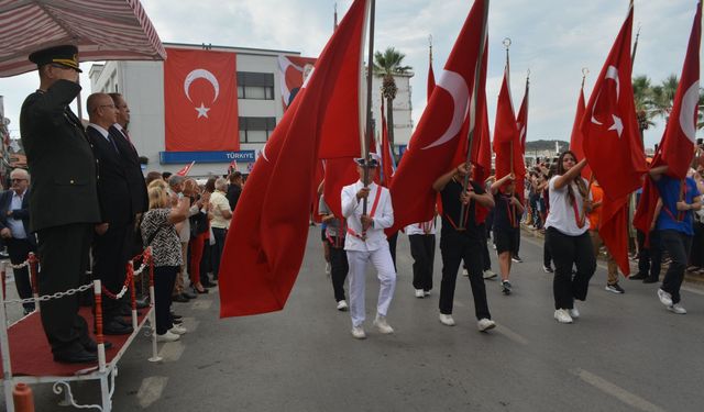Ayvalık’ta 103. Kurtuluş Coşkusu Cumhuriyet Meydanı’nda Yaşandı