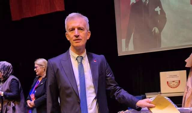 CHP Altıeylül'de Değişim Rüzgarı: Hakan Keskin Yeni İlçe Başkanı Seçildi!