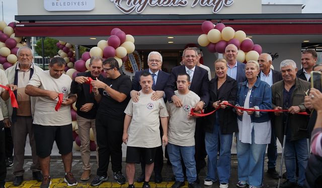 Ayvalık’ta Bir İlk: Engelsiz Kafe Kapılarını Açtı