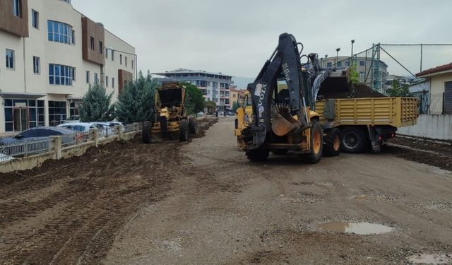 Bigadiç Belediyesi’nden Hastane Arkasında Yoğun Temizlik Mesaisi