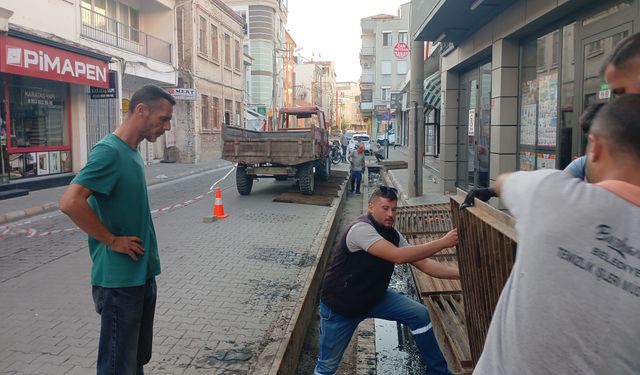 Burhaniye’de Sonbahar Hazırlıkları: Menfez ve Mazgal Temizlikleri Hız Kesmeden Sürüyor