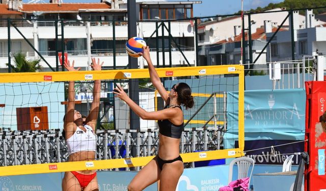 Ayvalık'taki plaj voleybolu kupasının kazananı Ukrayna oldu