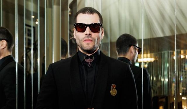 Cannes’da Türk Rüzgarı! Akın Akınözü, Dedesinin İstiklal Madalyasıyla Sahneye Çıktı!