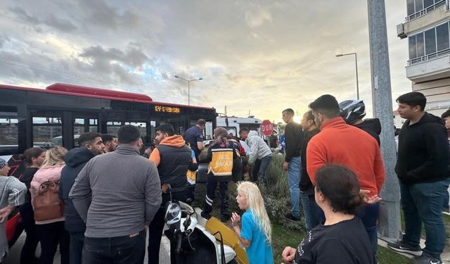 Ayvalık’ta Korkutan Kaza: Halk Otobüsü ile Otomobil Çarpıştı, 2 Yaralı