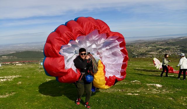 Gökyüzünde Buluşma: Akçaköy’de Yamaç Paraşütü Şöleni