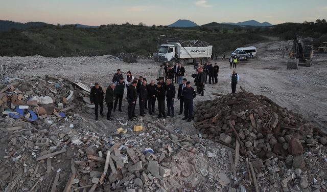 Sındırgı’da Deprem Sonrası Harfiyat Sahasında Yoğun Mesai!