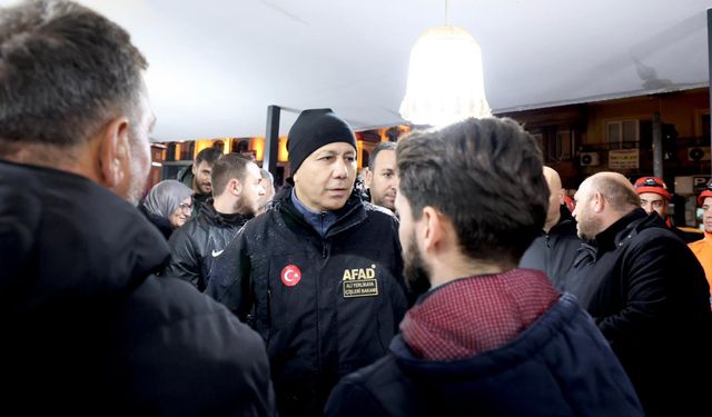 Deprem Sonrası Sındırgı’da AFAD Koordinasyonu: Bakan Yerlikaya Sahada