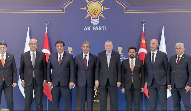 7 Belediye Başkanı AK Parti’ye Katıldı: Erdoğan Rozetleri Taktı