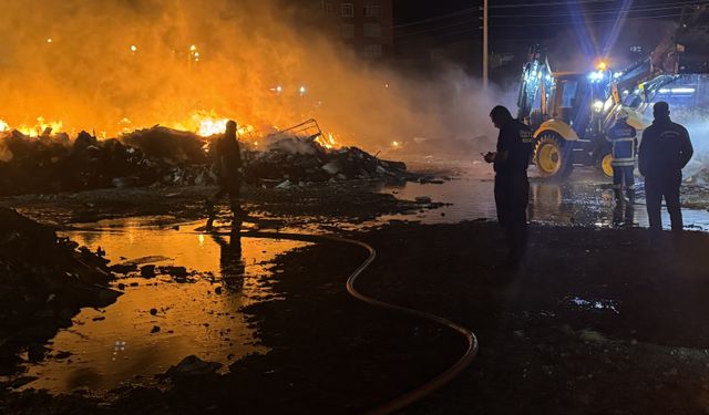 Tekirdağ'da Atık Toplama Alanında Yangın! Dumanlar İlçe Merkezine Ulaştı!