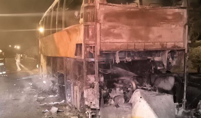 Adana'da Feci Yangın! Seyir Halindeki Otobüs Alevlere Teslim Oldu!