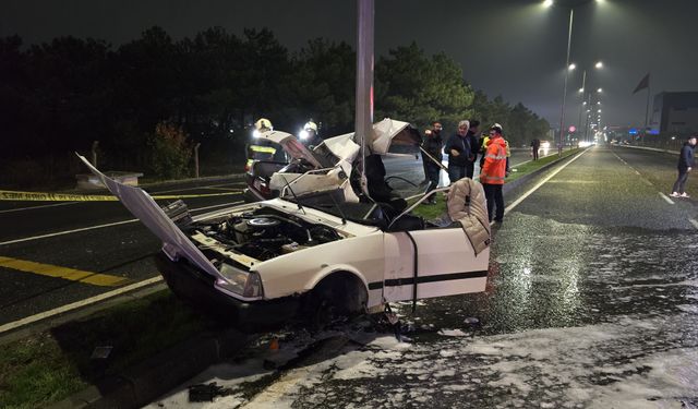 Tekirdağ'da Feci Kaza! Otomobil Aydınlatma Direğine Çarptı! Otomobil İkiye Ayrıldı!