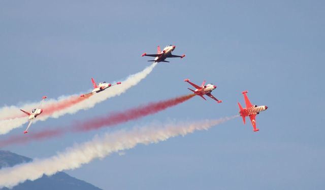 Bandırma Semalarında Türk Yıldızları: Sahil Bandında Nefes Kesen Gösteri