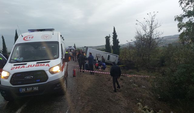 Denizli'de Feci Kaza! Midibüs Devrildi! 32 Kişi Yaralandı, 1 Kişi Hayatını Kaybetti!