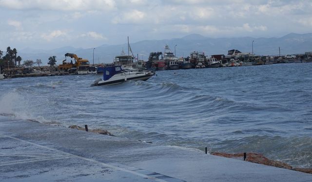 Edremit Körfezi’nde Lodos Felaketi: 2 Balıkçı Teknesi Battı, Sahil Hasar Gördü