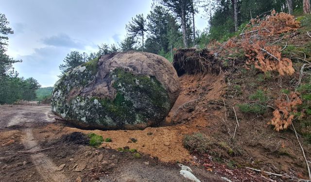 Sındırgı Depremi Sonrası Kütahya Emet’te Dev Kaya Düştü: Yol Trafiğe Kapandı