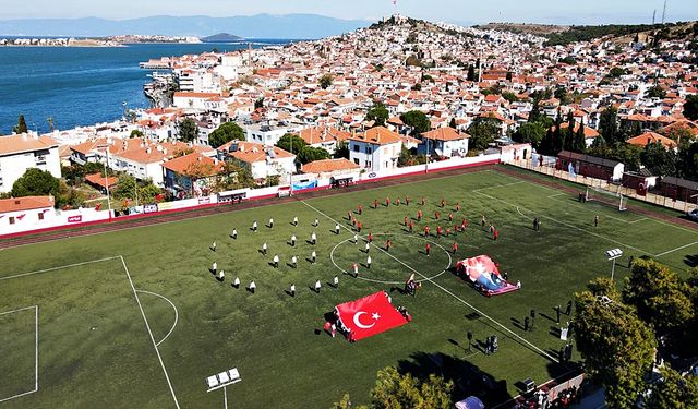 Ağaçların Gölgesinde, Deniz Manzaralı Tribünde Maç Keyfi: Ayvalık’ın Doğayla İç İçe Stadı Büyülüyor!