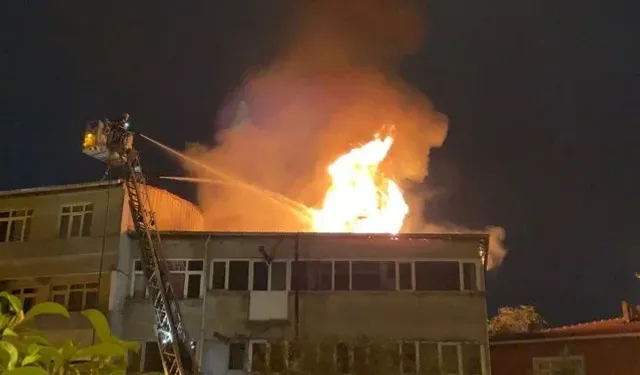 İstanbul'da Yangın Paniği! Beyoğlu'nda 5 Katlı Bina Alevlere Teslim Oldu!