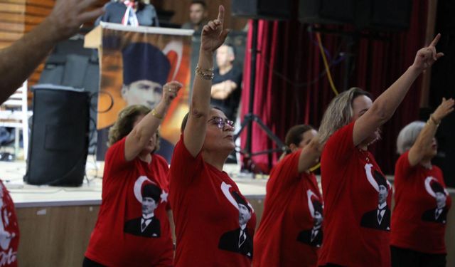 Edremit’te Cumhuriyet Coşkusu: Kadınlardan Harmandalı Gösterisi ve Cumhuriyet Sergisi