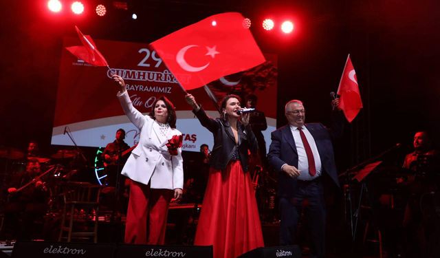 Edremit’te Cumhuriyet Coşkusu: Şevval Sam’dan Unutulmaz 29 Ekim Konseri