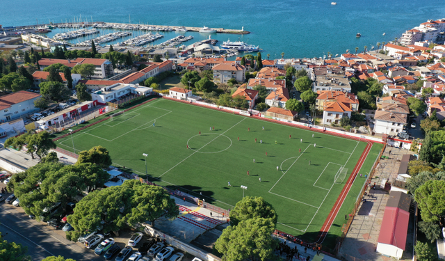 Deniz manzaralı statta futbol keyfi!