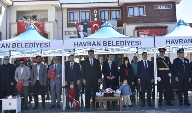 Havran’da 29 Ekim Cumhuriyet Bayramı Coşkusu Hamambaşı Meydanı’nı Doldurdu