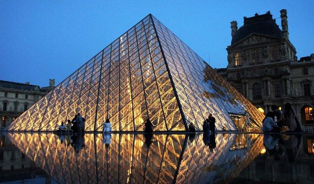 Louvre Müzesi'nde Şok Soygun! Çalınan Mücevherlerin Değeri Belli Oldu!