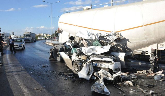 Mersin'de Feci Kaza! Araç Tırın Altında Kaldı!