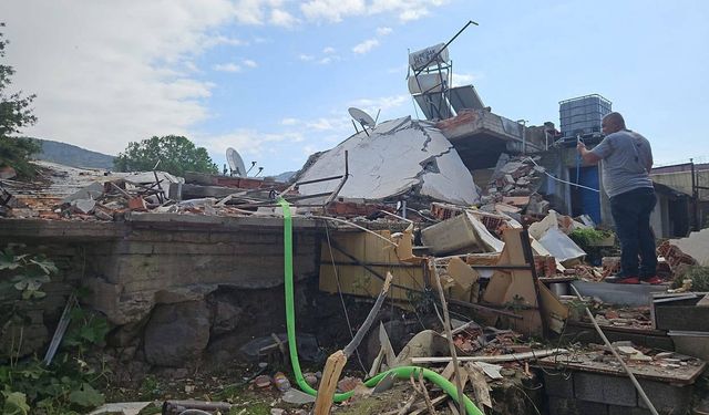 İzmir Bayraklı’da Patlama: Bir Ev Yıkıldı, 1 Kişi Yaralandı!
