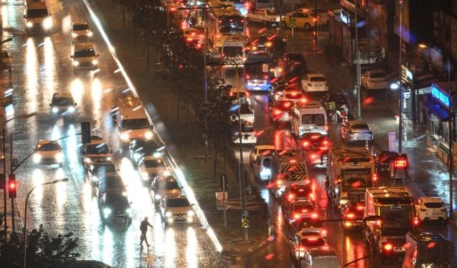 İstanbul’da Sağanak Yağış Hayatı Felç Etti: Caddeler Göle Döndü, Trafik Durdu!