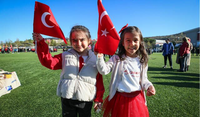 Depremin merkez üssü Sındırgı'da Cumhuriyet Bayramı coşkuyla kutlandı