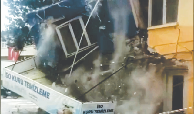 Artçı sarsıntılara dayanamadı! Hasarlı bina böyle yıkıldı...