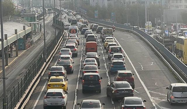 İstanbul Trafiği Kilit! Yoğunluk Yüzde 85'e Çıktı, İftar Öncesi Yollar Durdu!
