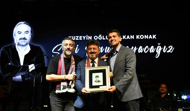 Balıkesir'de On Binlerce Kişi “Kuzeyin Oğlu”nu Şarkılarla Andı!