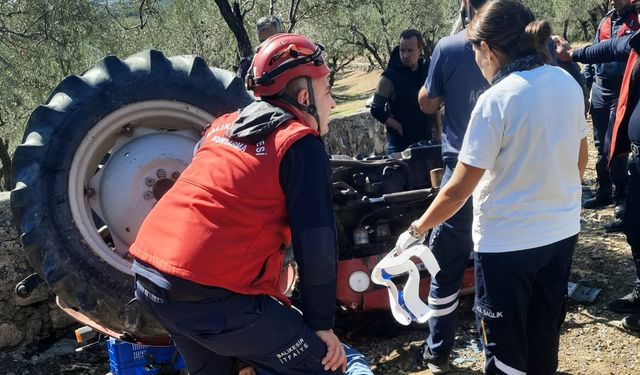 Edremit’te Traktör Kazası! Sürücü Devrilen Traktörün Altında Kaldı