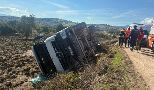 Susurluk’ta Mıcır Yüklü Kamyon Şarampole Devrildi: Sürücü Yaralandı