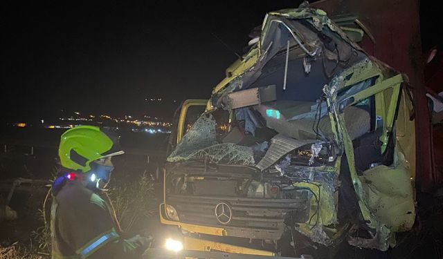 İstanbul-İzmir Otoyolu’nda Kaza! Kamyon Bariyerlere Çarptı!