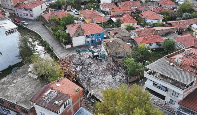 DSİ’den Sındırgı’ya Destek: Enkaz Kaldırma ve Su Hattı Onarım Çalışmaları Başladı